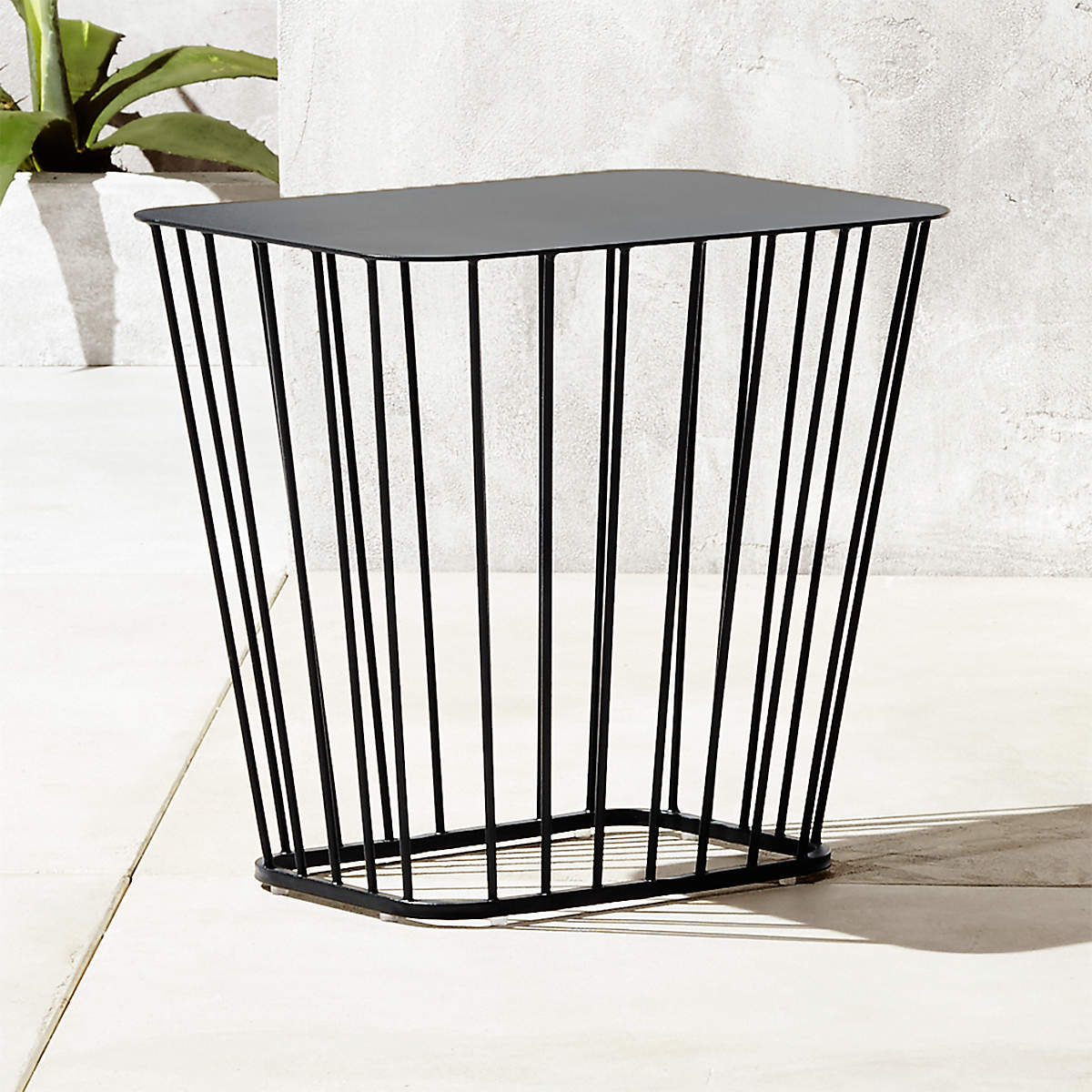 BLACK WIRE SIDE TABLE